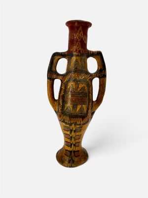 un vase avec un motif sur fond blanc