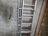 une échelle adossée au mur d'une pièce
