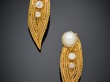 une paire de boucles d'oreilles en perles et or