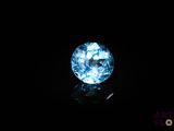 gros plan d'un diamant bleu sur une surface noire