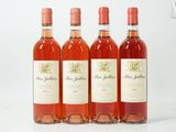 quatre bouteilles de vin sont alignées sur une surface blanche