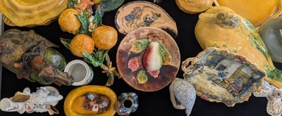 de nombreux types de poteries sur la table