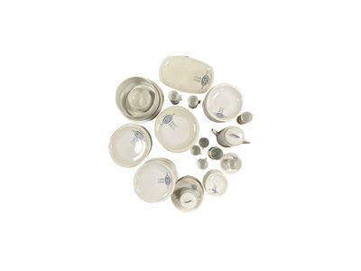 de nombreuses assiettes et bols disposés en cercle sur une surface blanche