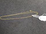 gros plan d'un collier auquel est attachée une étiquette