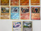 il y a beaucoup de cartes Pokémon accrochées au mur dans la pièce