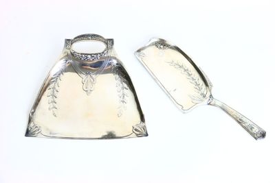 deux couverts posés sur une surface blanche