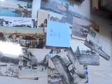 une pile de vieilles photos posée sur une table, avec un mot accroché dessus