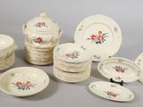 plusieurs assiettes et bols posés sur une table