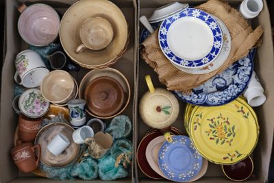 une boîte remplie de différents types d'assiettes et de tasses