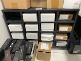 de nombreux cartons et boîtes sur une étagère dans une pièce