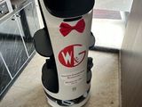 un robot posé par terre près d'une porte