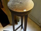 une petite table en bois avec un trou au milieu