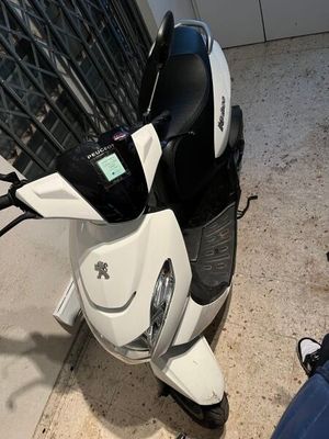 un scooter garé sur le trottoir