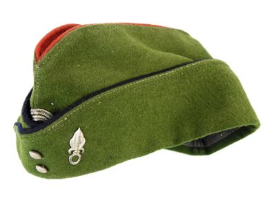une image représentant un chapeau vert sur fond blanc