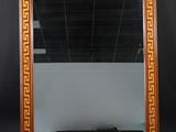 l'image d'un miroir posé sur une surface noire
