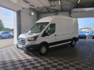 une camionnette blanche garée dans un garage au sol en damier