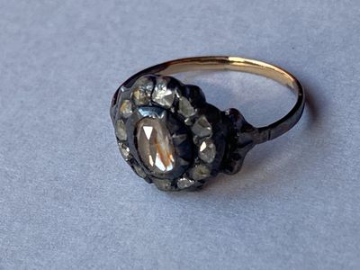 Gros plan sur une bague contenant une pierre