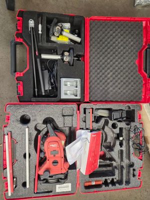 une caisse à outils rouge avec des outils sur le sol