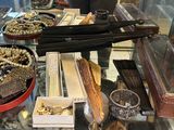une vitrine en verre dans laquelle sont présentés divers desserts
