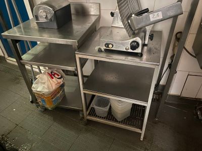 une machine posée sur une table dans une cuisine