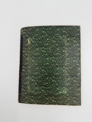 un gros plan sur un morceau de marbre vert posé sur une surface blanche