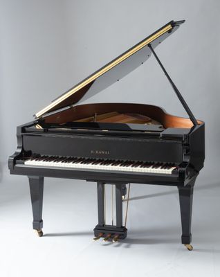 une image représentant un piano à queue posé sur un sol blanc