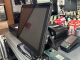 une photo d'un comptoir sur lequel se trouvent un ordinateur portable et un écran
