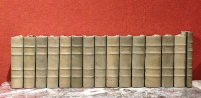 une pile de livres posée sur une table devant un mur rouge