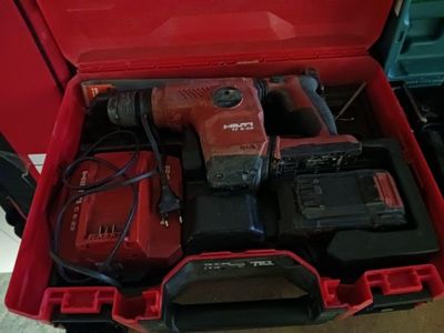 une boîte à outils rouge avec des outils sur le sol