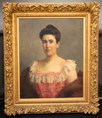 portrait d'une femme en robe rouge dans un cadre doré