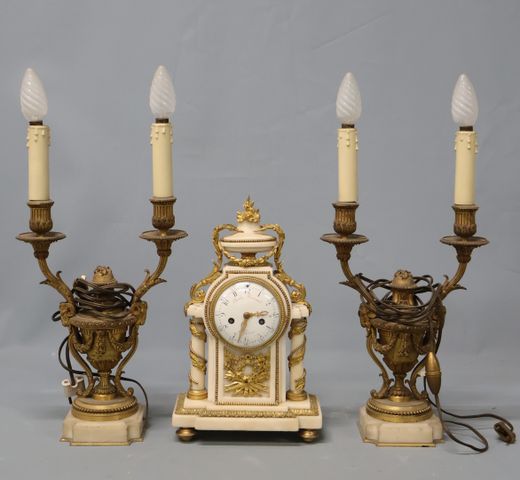 Garniture de cheminée en marbre blanc et bronze doré ciselé compr...