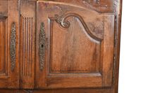 BUFFET bas en bois naturel ouvrant à deux portes cintrés, dé… (photo 5)