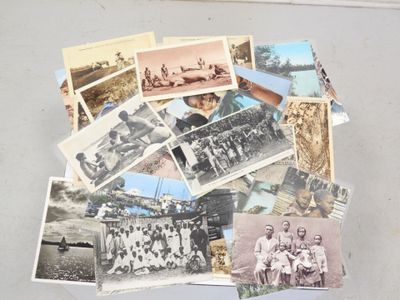 une pile de vieilles photos représentant des personnes et des animaux