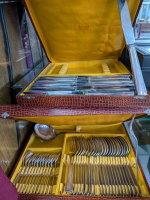 une boîte contenant tout un assortiment d'argenterie