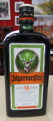 une bouteille d'alcool posée sur une table dans un restaurant