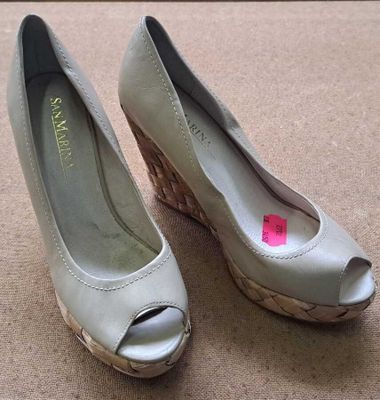 80 / Paire de chaussures à talons - SAN MARINA - Point…