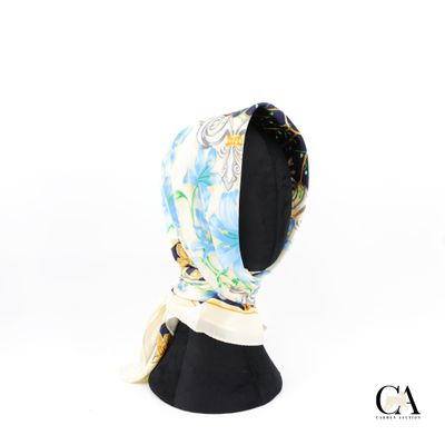 un gros plan sur un foulard posé sur une tête de mannequin