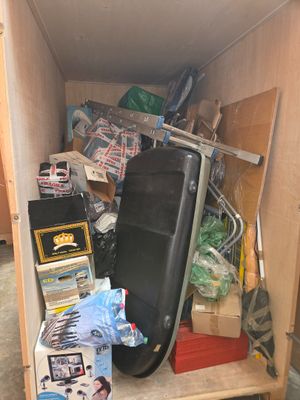 une valise noire posée à l'intérieur d'un carton