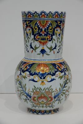 VASE en faïence à décor floral. Quimper ?