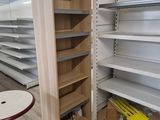 des rayons vides dans un magasin, sur lesquels se trouvent des articles vides
