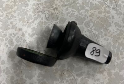 un gros plan sur une paire d'écouteurs noirs posés sur une table