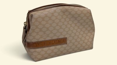 La petite trousse de toilette est ornée d'un motif marron et beige.