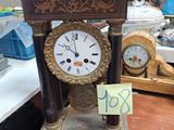 une horloge posée sur une table, avec une étiquette de prix dessus