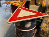 une pancarte rouge et blanche posée sur un tonneau