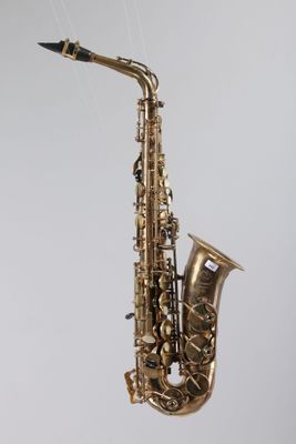 un saxophone suspendu à un fil au mur