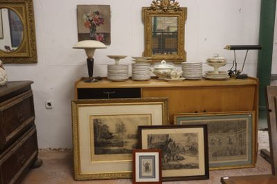 beaucoup de photos et de photos sur la table