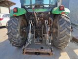 un tracteur garé sur le parking