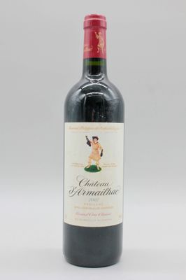 une bouteille de vin rouge posée sur une table blanche