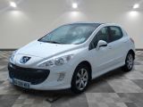 la petite voiture blanche est garée dans une grande pièce