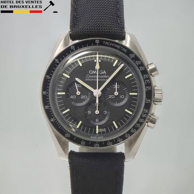 une image montrant un gros plan d'une montre-bracelet avec un bracelet noir
